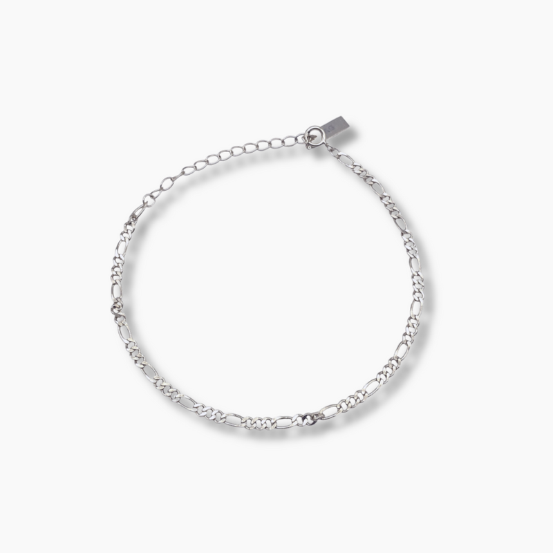 Sterling Silber Armband mit Kettenglied-Mustern, die aus kleinen, runden Gliedern und größeren länglichen Gliedern besteht.