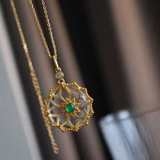 Collier en vermeil doré avec fleur en cristal de quartz et onyx vert