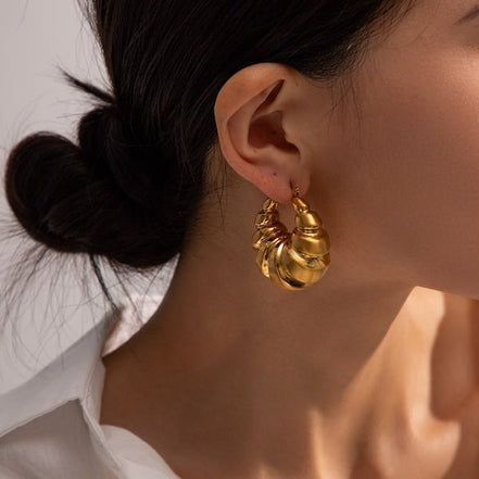 Grandes boucles d'oreilles créoles en forme de croissant