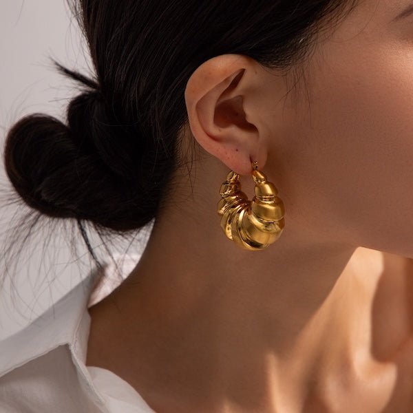 Grandes boucles d'oreilles créoles en forme de croissant
