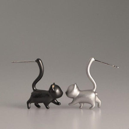 Playful earrings with a cute cat design