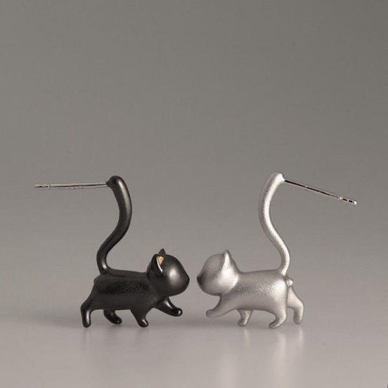 Playful earrings with a cute cat design