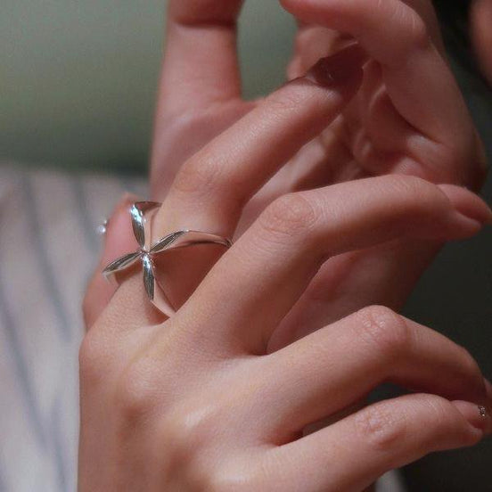 Minimalistic cross flower ring – adjustable