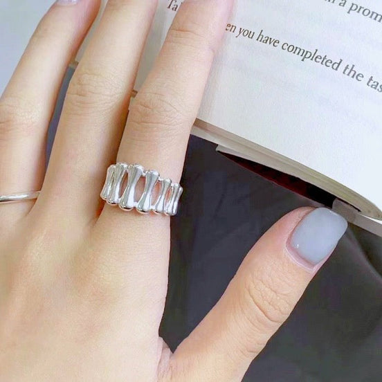 Elegant ring with drop-shaped mesh structure