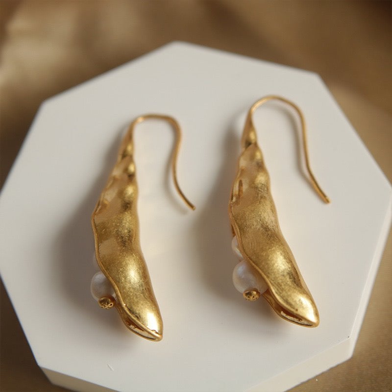 Vintage-style gold earrings with pea pod design
