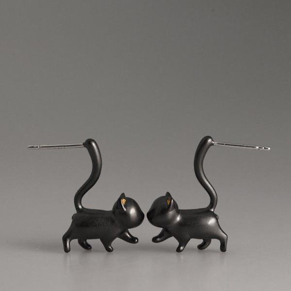 Playful earrings with a cute cat design