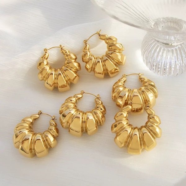 Grandes boucles d'oreilles créoles en forme de croissant