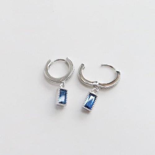 Square earring in sapphire look