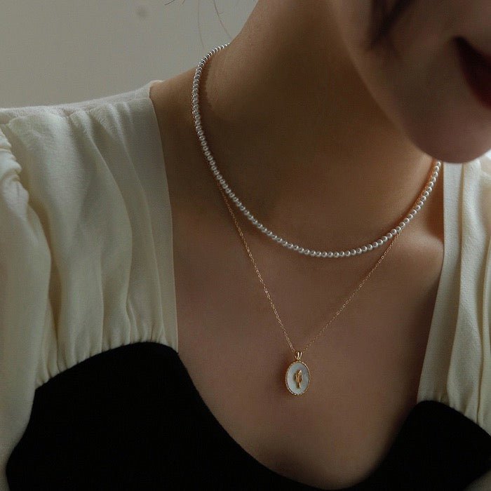 Collier pendentif tulipe avec nacre en vermeil or 18 carats