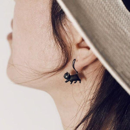 Playful earrings with a cute cat design