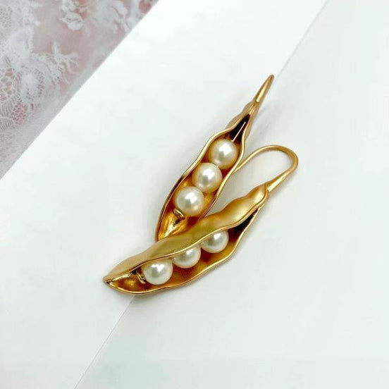 Vintage-style gold earrings with pea pod design