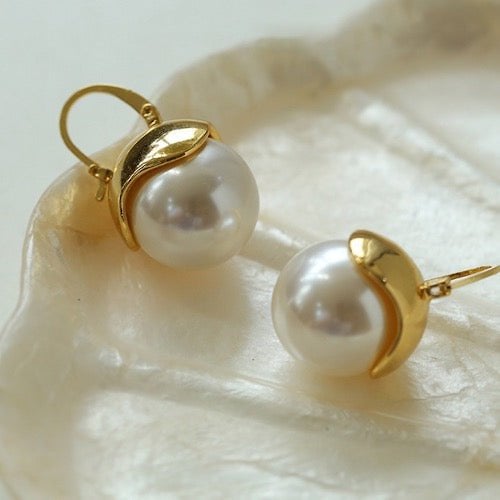 Chic, modern vintage earrings with pearls