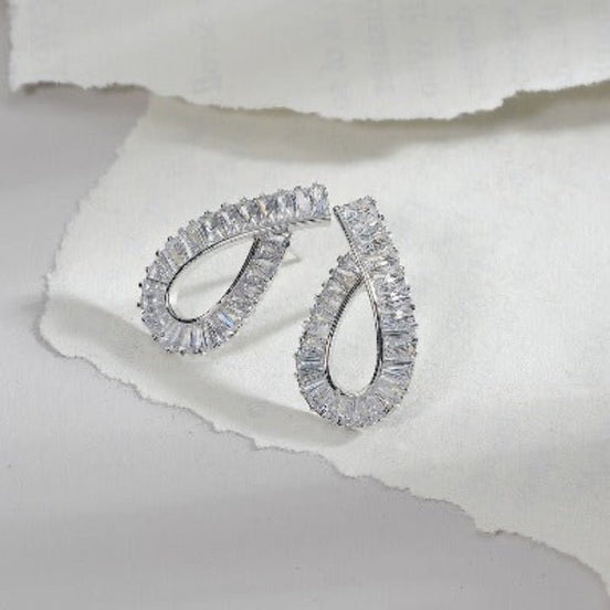 Boucles d'oreilles à tige au design géométrique avec un aspect diamant