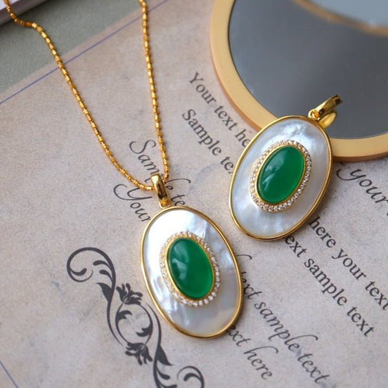 Pendentif ovale en vermeil avec onyx vert et nacre