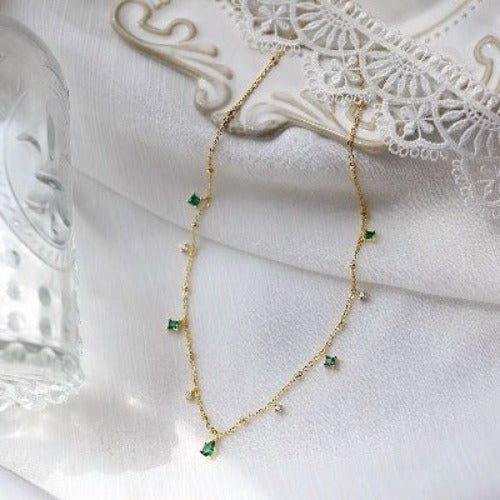 Collier en vermeil doré avec pierres de zircone vertes aspect émeraude
