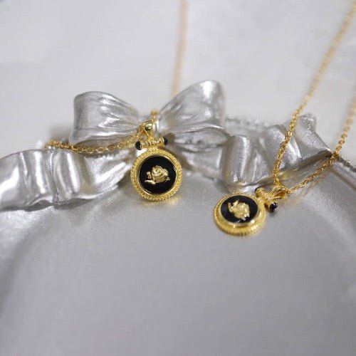 Collier en argent plaqué or avec pendentif rose au design vintage