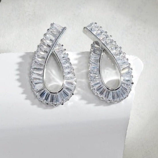 Boucles d'oreilles à tige au design géométrique avec un aspect diamant