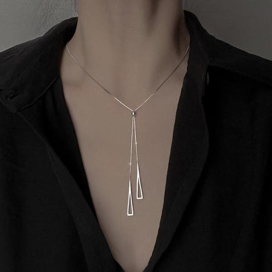 Sterling Silber, minimalistisches Design mit zwei geometrischen Dreiecksanhängern
