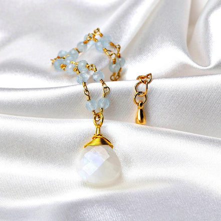 Ovaler, Mondstein mit Aquamarin Rondellen vergoldet