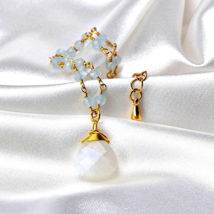 Ovaler, Mondstein mit Aquamarin Rondellen vergoldet