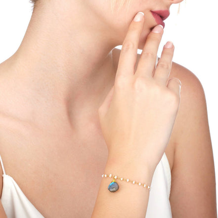 Elegantes Armband mit Süßwasserperlen und Labradorit-Anhänger