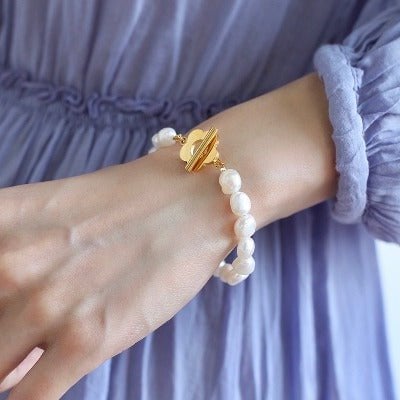 Perlenarmband mit vergoldeter Blumenschnalle