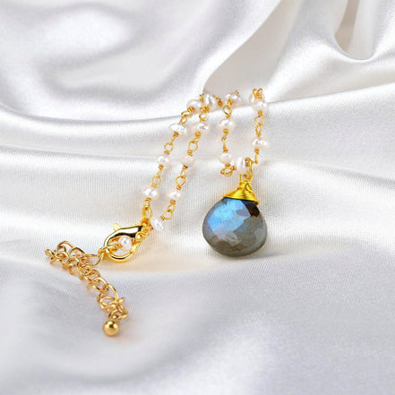 Elegantes Armband mit Süßwasserperlen und Labradorit-Anhänger