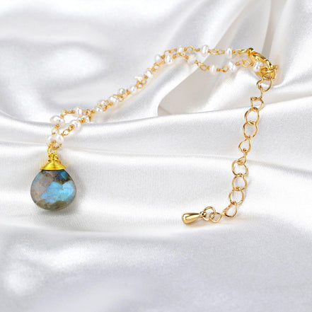 Armband mit naturbelassenen Süßwasserperlen und Labradorit-Anhänger.