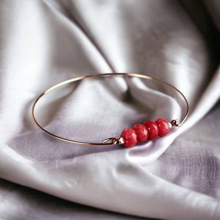 Eleganter Armreif mit roten Jaderondellen, rosévergoldet und verstellbar