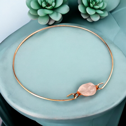 Armreif mit naturbelassenem Rosenquarz, rosévergoldet und drahtumwickelt