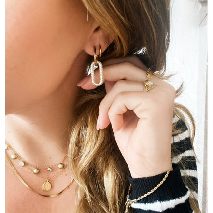 Eleganter Edelstahl-Ohrring mit ovalem Kristallanhänger