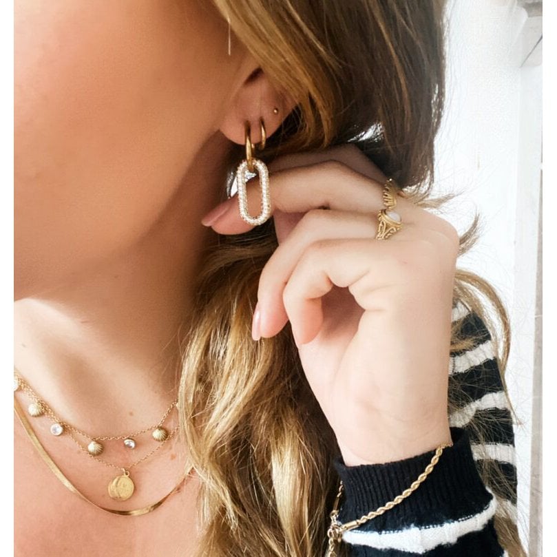 Eleganter Edelstahl-Ohrring mit ovalem Kristallanhänger