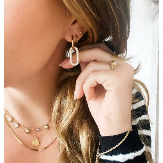 Eleganter Edelstahl-Ohrring mit ovalem Kristallanhänger