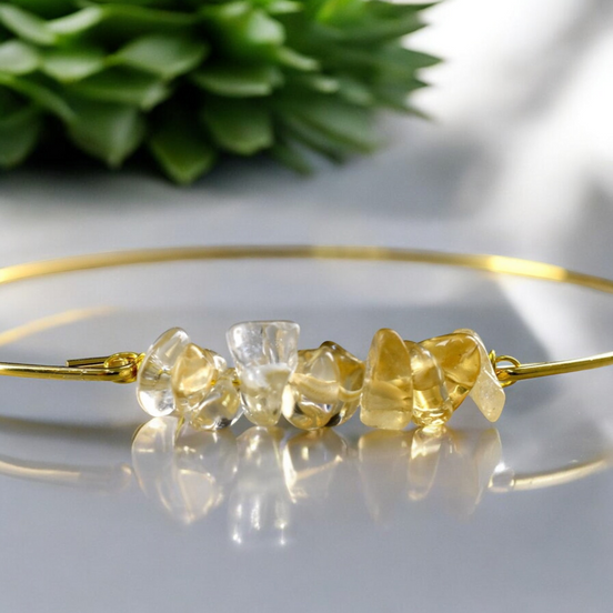 Eleganter Armreif mit Citrinsteinen, vergoldet