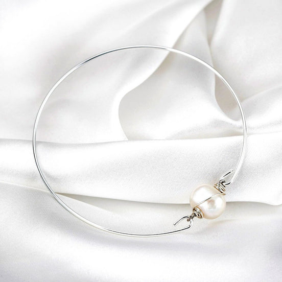 Eleganter Armreif mit Süßwasserperlen, erhältlich in Silber, Gold oder Roségold