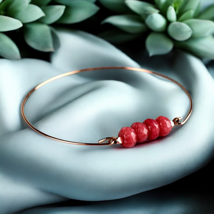 Eleganter Armreif mit roten Jaderondellen, rosévergoldet und verstellbar