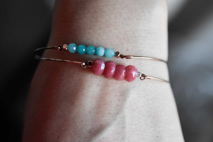 Eleganter Armreif mit roten Jaderondellen, rosévergoldet und verstellbar