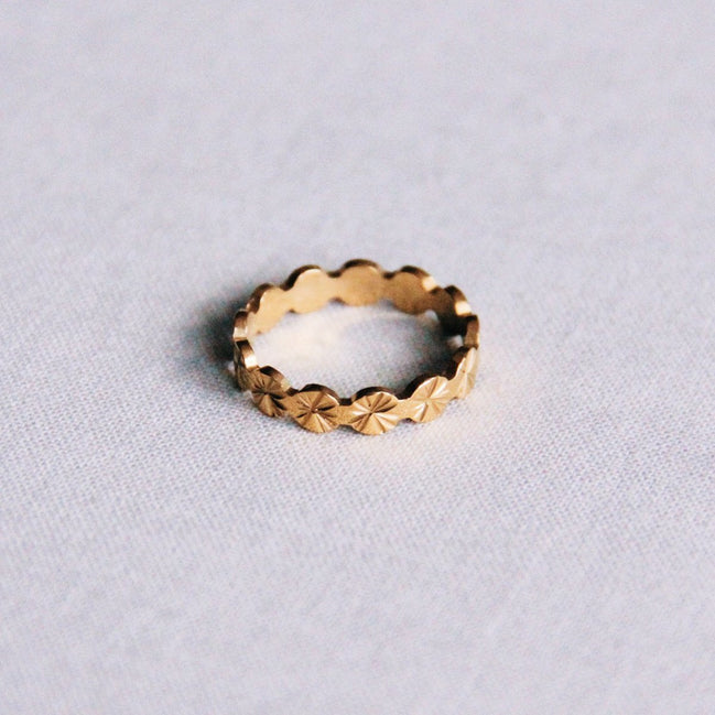 Eleganter gerundeter, goldfarbener Edelstahlring