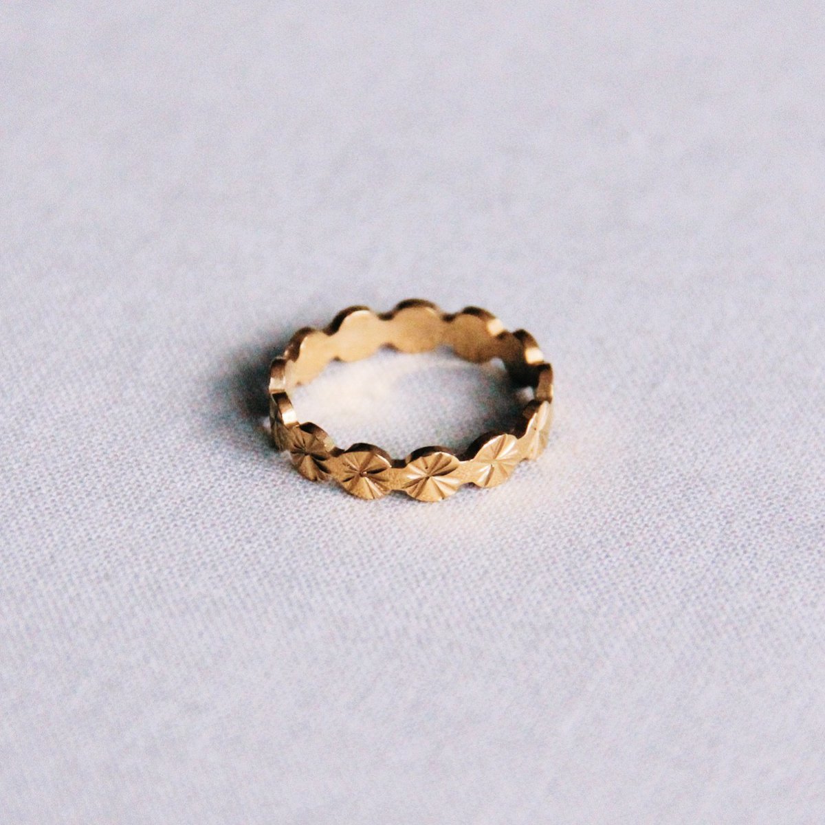 Eleganter gerundeter, goldfarbener Edelstahlring