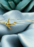 Eleganter vergoldeter Armreif mit fliegender Schwalbe