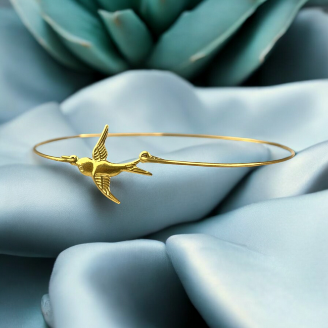 Eleganter vergoldeter Armreif mit fliegender Schwalbe