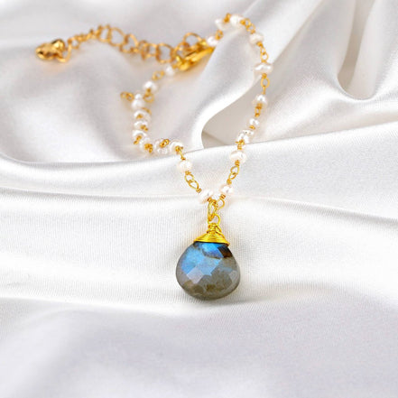 Elegantes Armband mit Süßwasserperlen und Labradorit-Anhänger