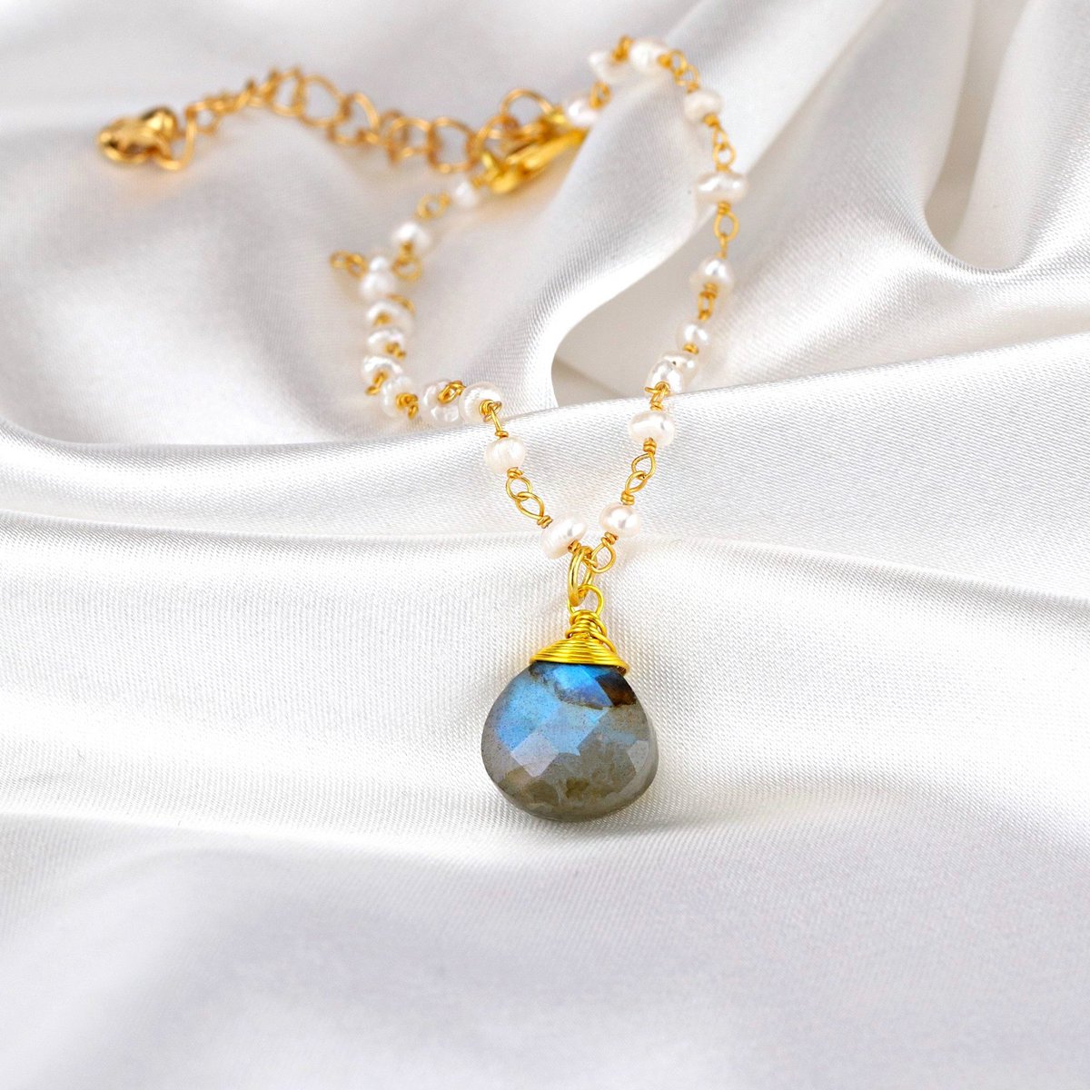 Elegantes Armband mit Süßwasserperlen und Labradorit-Anhänger