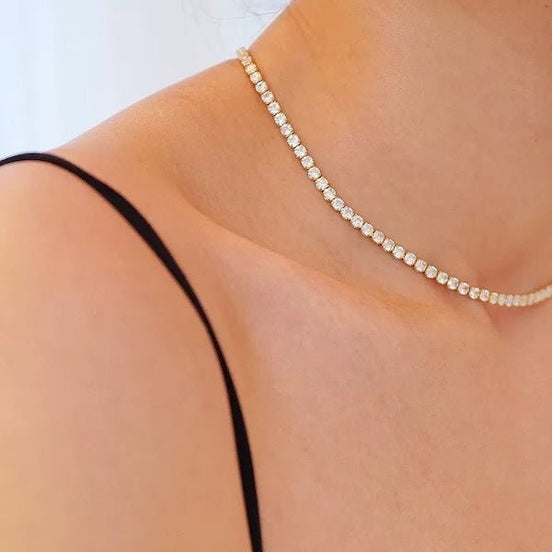 Halskette mit Diamant -Look, minimalistisch 