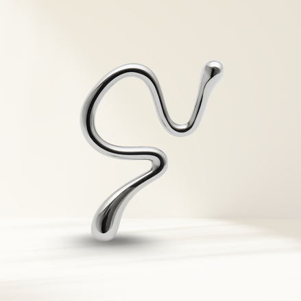 Freistehender Floating Ear Cuff in Weißgold/Silber-Optik, chromglänzendes Finish, das die geschwungene, fließende Form des Schmuckstücks hervorhebt.