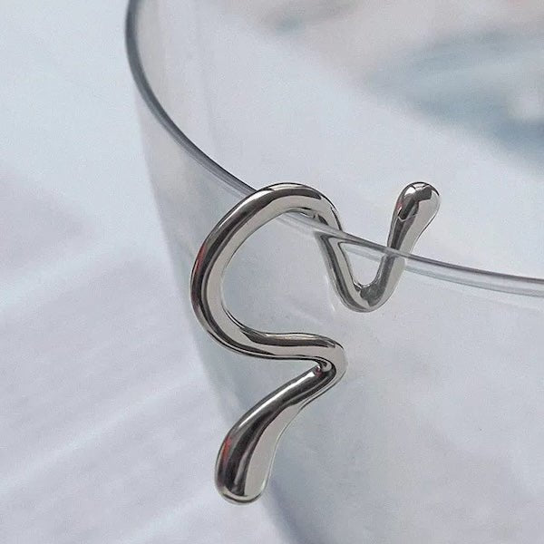 Geschwungener Floating Ear Cuff aus Messing mit 18K Vergoldung