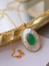 Eleganter Anhänger (3 × 2,5 cm) mit echtem grünen Onyx, akzentuiert durch schimmerndes Perlmutt. Der Rahmen in Gold Vermeil gefertigt