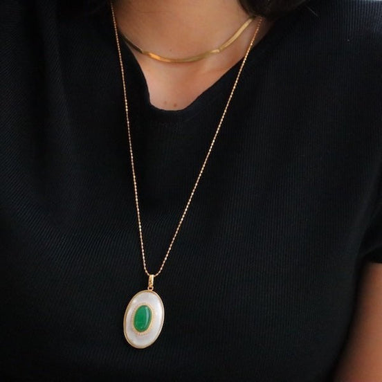 Eleganter Anhänger (3 × 2,5 cm) mit echtem grünen Onyx, akzentuiert durch schimmerndes Perlmutt. Der Rahmen in Gold Vermeil gefertigt