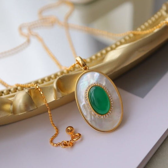 Eleganter Anhänger (3 × 2,5 cm) mit echtem grünen Onyx, akzentuiert durch schimmerndes Perlmutt. Der Rahmen in Gold Vermeil gefertigt