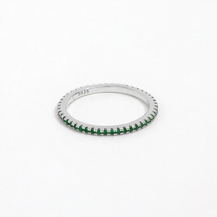 Silberring mit kleinen Zirkoniasteinen, ringsrum besetzt